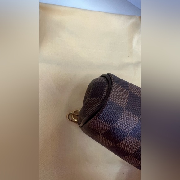Authentic Louis Vuitton Eva Damier Ebene clutch. Like New Condition! - Picture 9 of 9